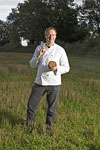 Wie das Korn, so das Brot: Thomas Effenberger pflegt enge 
Partnerschaften zu regionalen Biobauern, die ihn w�chentlich mit 
Getreide beliefern. 
Foto: Henning Angerer (34 x 52 cm)
