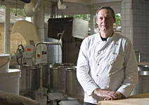 Umweltbewusster Unternehmer Thomas Effenberger: Traditionelles 
Backhandwerk geht bei Effenberger Hand in Hand mit 
ressourcenoptimierter Produktionstechnik. 
Foto: Henning Angerer
(39 x 28 cm)