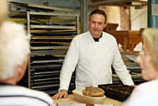 Auf regelm��igen Betriebsf�hrungen gibt Thomas Effenberger 
anschaulichen Einblick in seine Produktion. 
Foto: Henning Angerer
(44 x 30 cm)