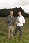 Biobauer Hans Hermann Meyer-Sahling und B�ckermeister Thomas 
Effenberger: Durch die Partnerschaft mit regionalen Biobauern f�rdern 
die Kunden von Effenberger mit dem Kauf von 1 kg Brot ca. 6 qm 
�kologischen Acker. 
Foto: Henning Angerer
(21 x 31 cm)